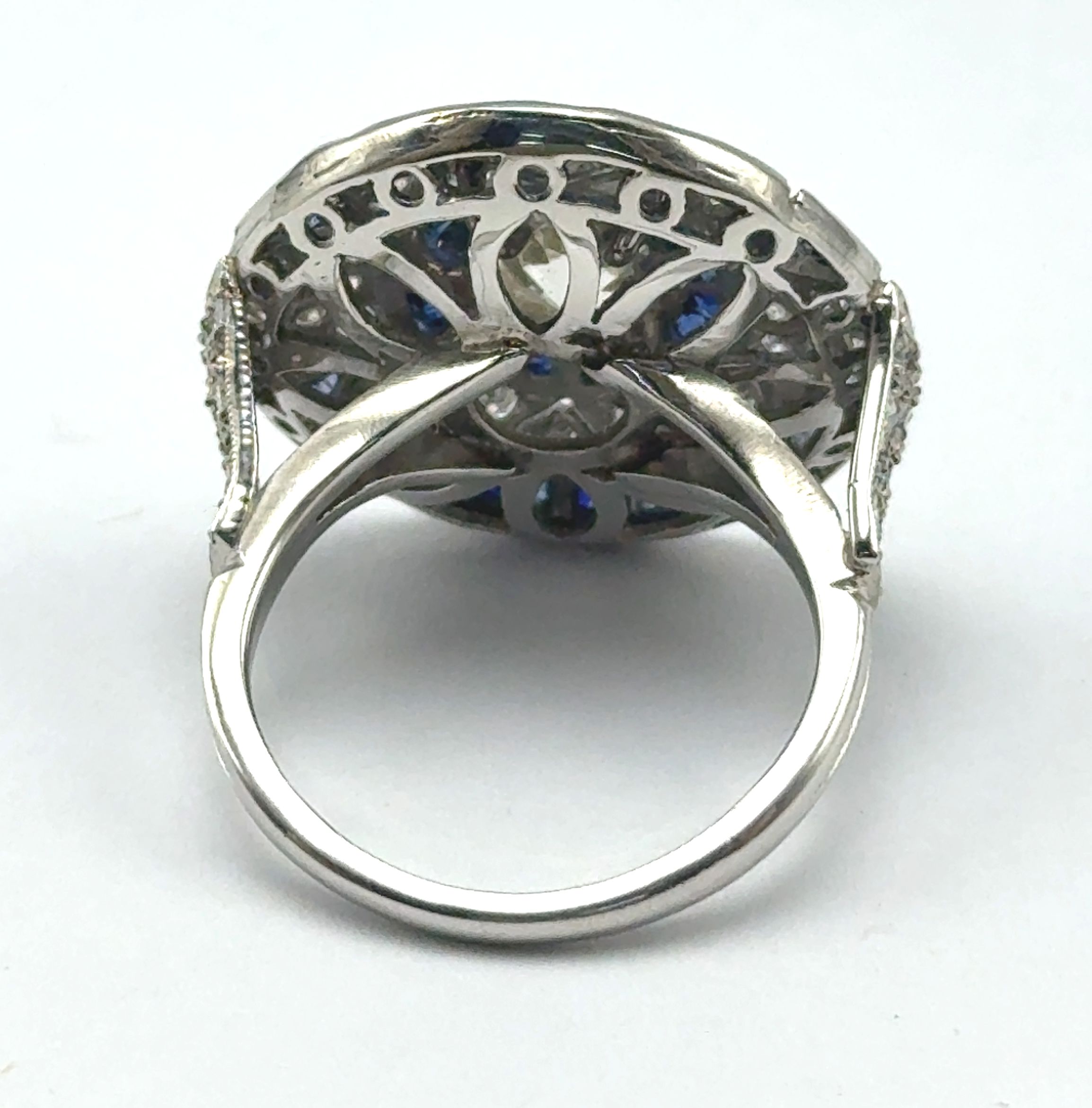 anillo de platino art deco zafiros azules naturales y brillantes anillo de platino art deco zafiros azules naturales y brillantes