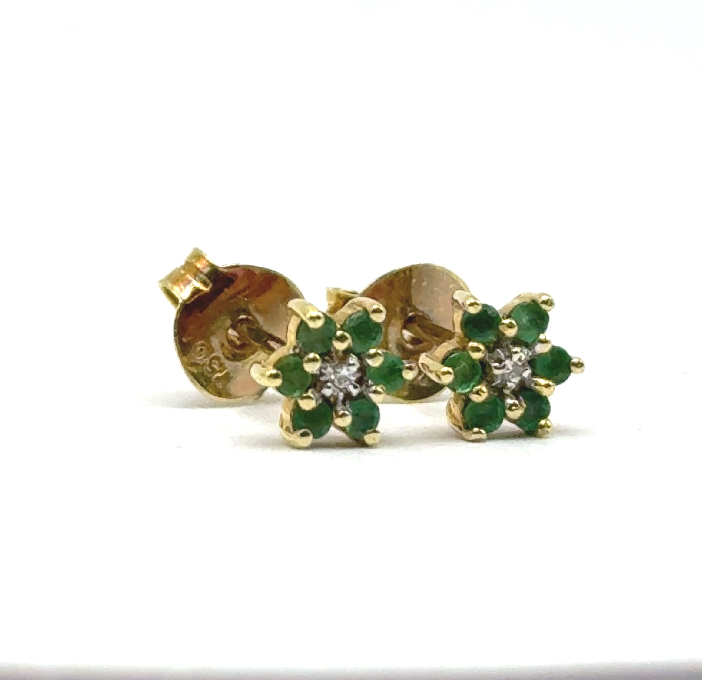 par de aros rosetas de oro 18 kt brillantes y esmeraldas naturales par de aros rosetas de oro 18 kt brillantes y esmeraldas naturales